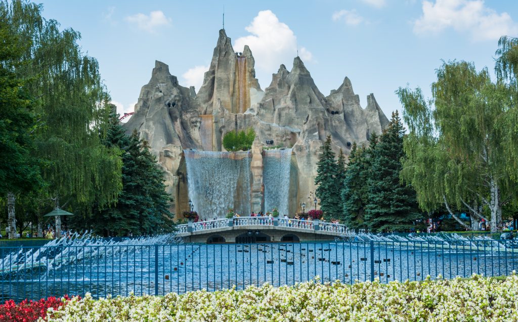 Canada's Wonderland's Wonder Mountain fountain