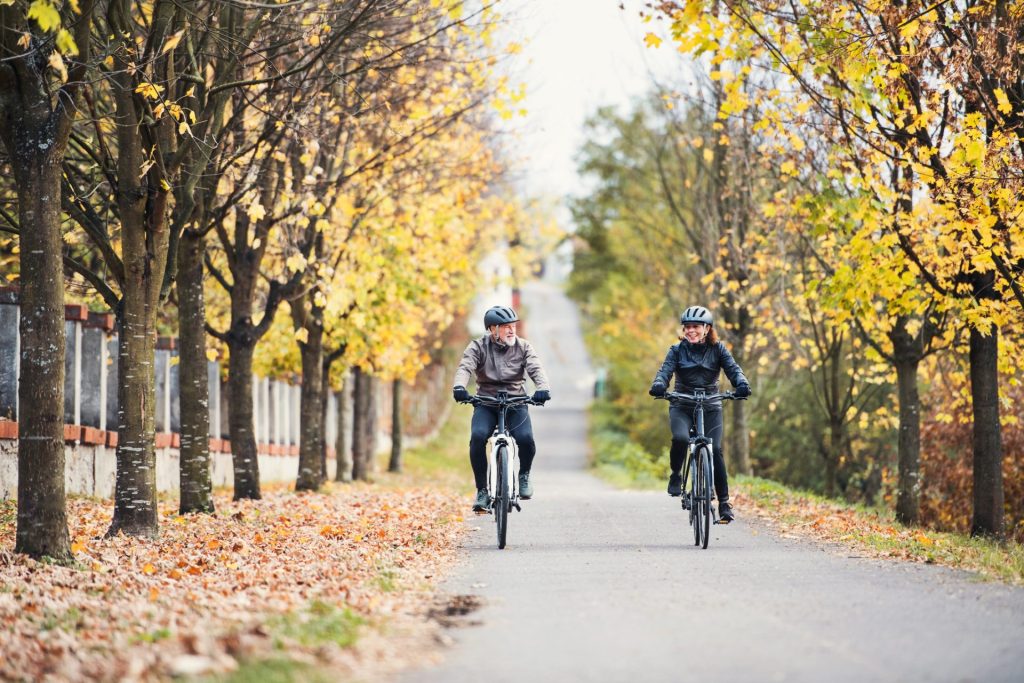 couple cycling together
