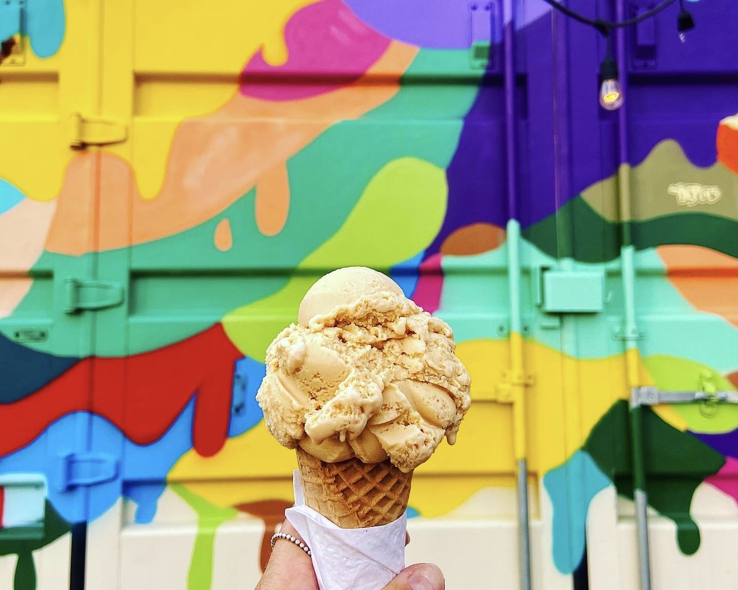 Found a gas-filled balloon inside of an ice cream scoop? : r